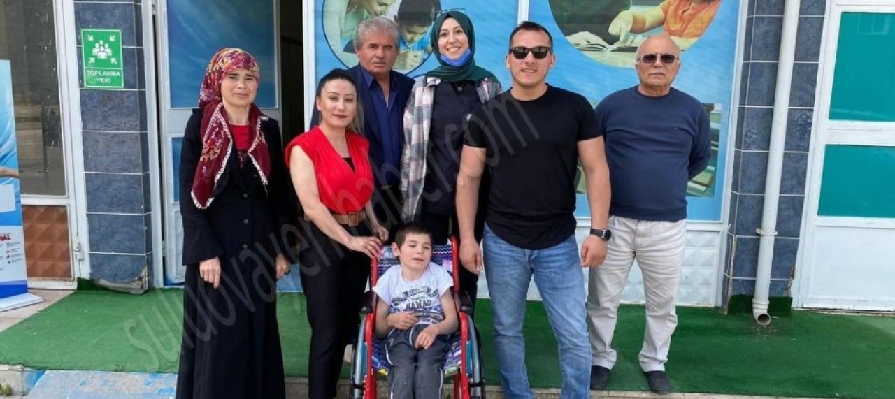 ÖĞRETMENİNDEN ENGELLİ ÖĞRENCİSİNE ANLAMLI YARDIM