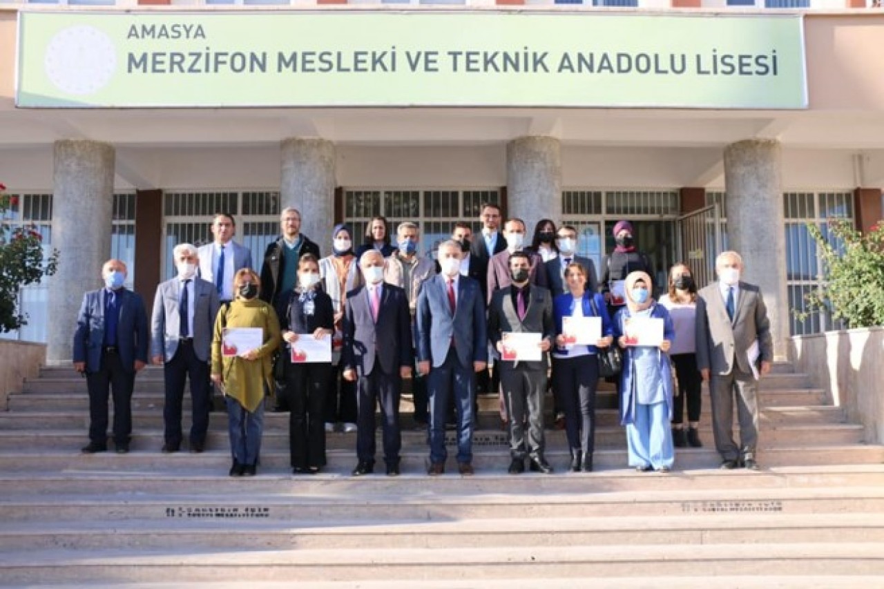 ÖĞRETMENLERE TEŞEKKÜR BELGELERİNİ VERDİ