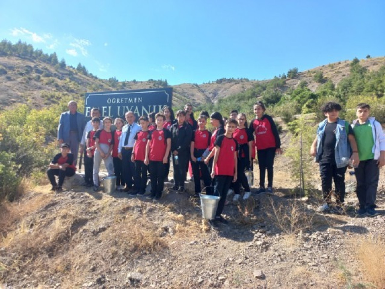ÖĞRETMENLERİNİ ÖLÜM YILDÖNÜMÜNDE MEZARI BAŞINDA ANDILAR
