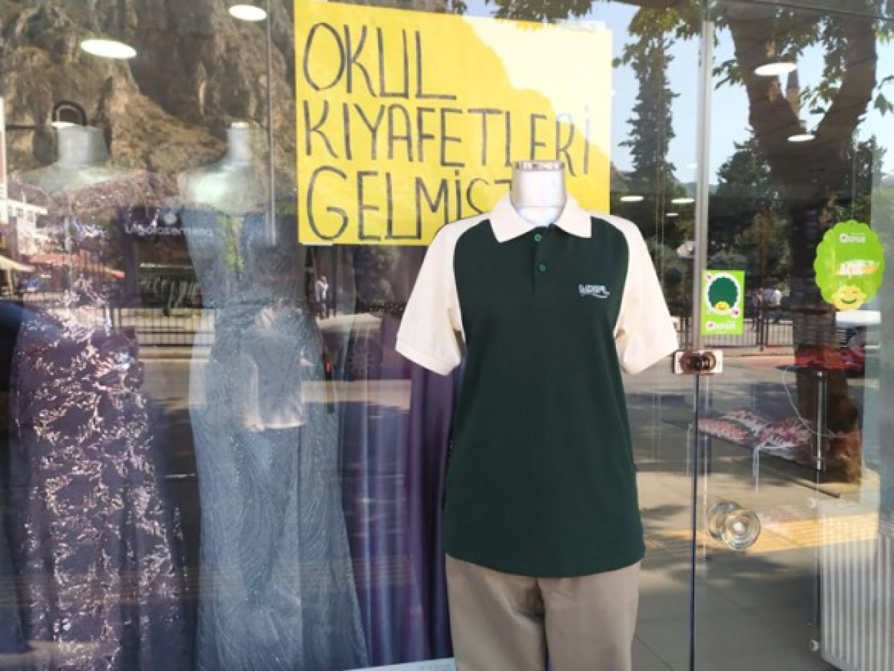 OKUL FORMALARI VİTRİNE ÇIKTI