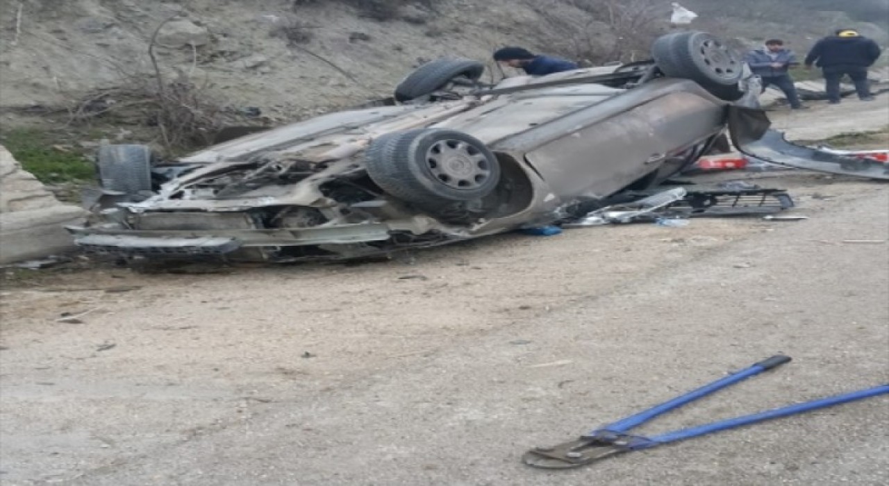 OTOMOBİL DEVRİLDİ 5 KİŞİ YARALANDI