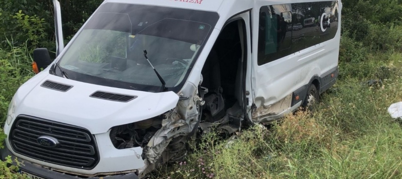 OTOMOBİL İLE MİNİBÜS ÇARPIŞTI 7 YARALI