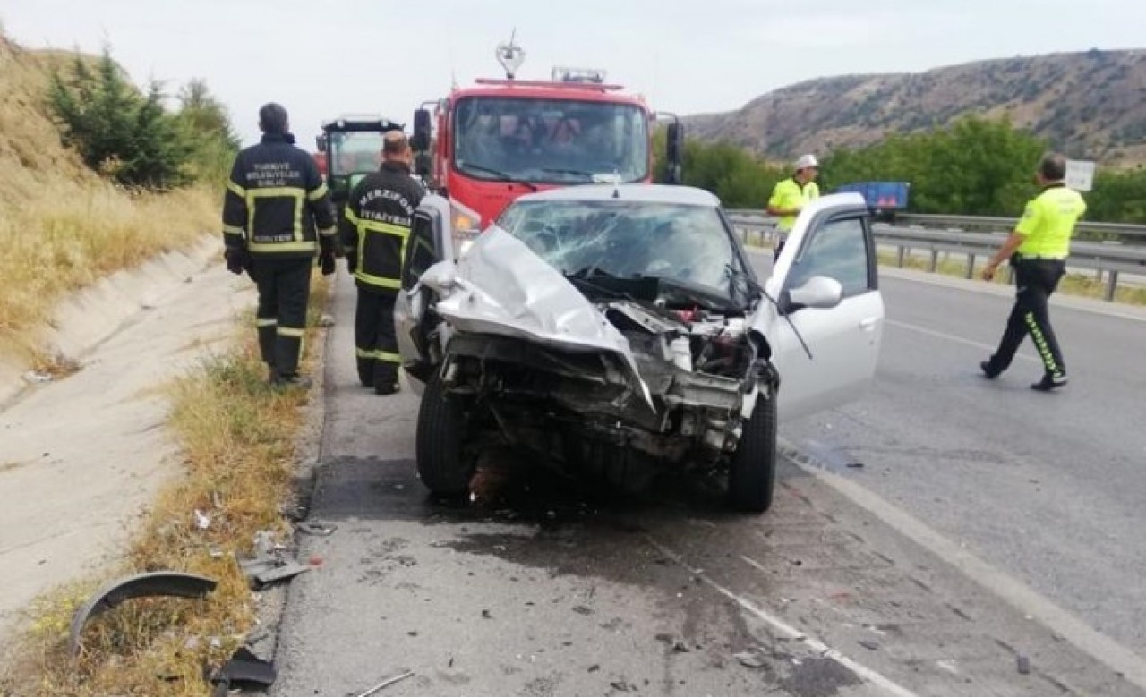 OTOMOBİL İLE TRAKTÖR ÇARPIŞTI 3 YARALI