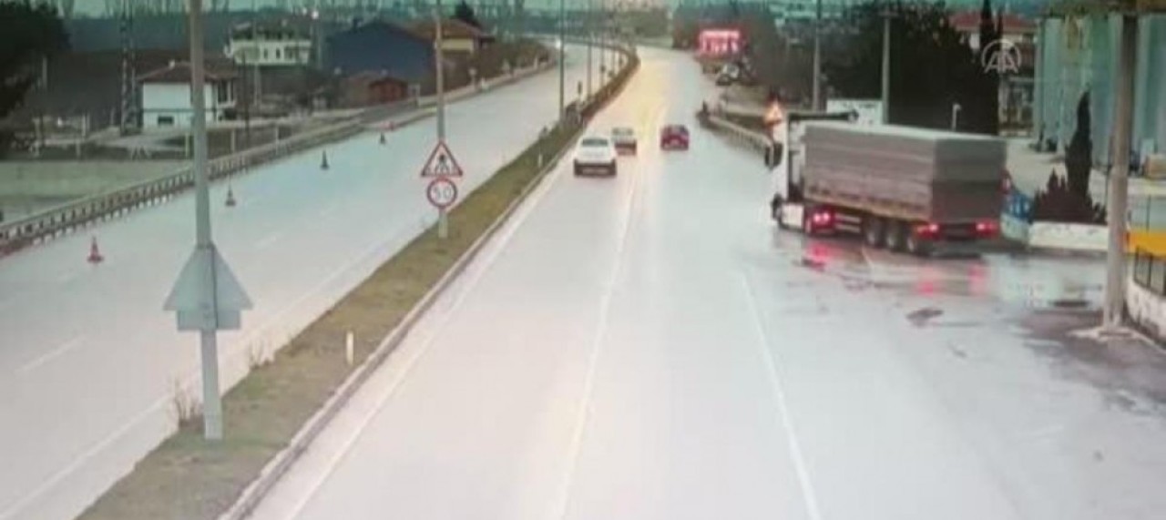 OTOMOBİL KÖPRÜ KORKULUĞUNA ÇARPTI 2 YARALI