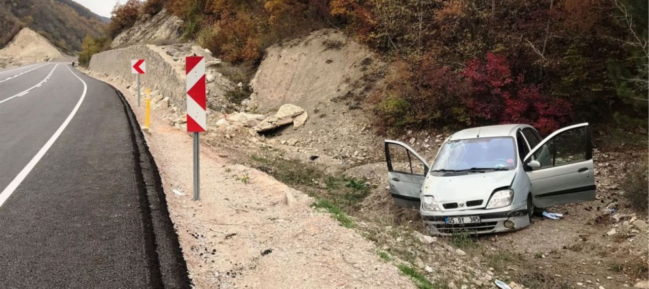 OTOMOBİL TABELAYA ÇARPTI 2 YARALI