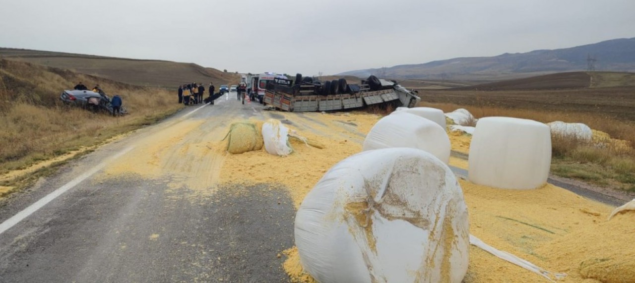 OTOMOBİLLE TIR ÇARPIŞTI 3 KİŞİ YARALANDI