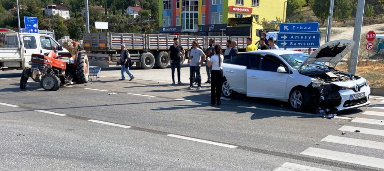 OTOMOBİLLE TRAKTÖR ÇARPIŞTI 4 YARALI