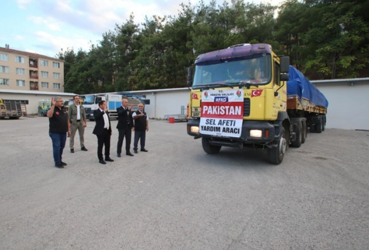 PAKİSTAN İÇİN BİR TIR YOLA ÇIKTI