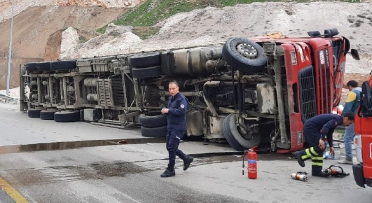 PAMUK YÜKLÜ TIR DEVRİLDİ: 1 YARALI