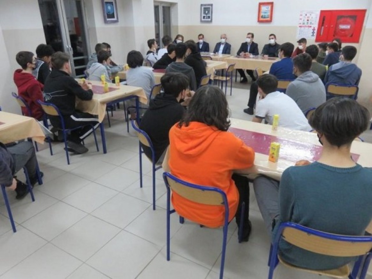 PANSİYONDA KALAN ÖĞRENCİLERLE BİR ARAYA GELDİ