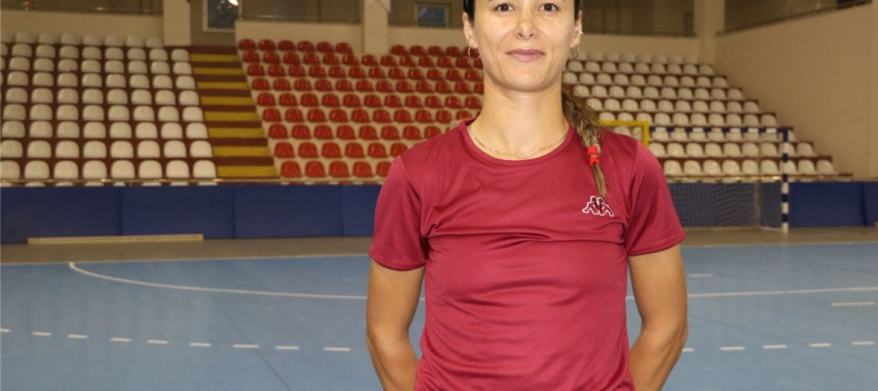 PERİHAN ÖĞRETMEN, AY YILDIZLI FORMAYI GURURLA TAŞIYOR