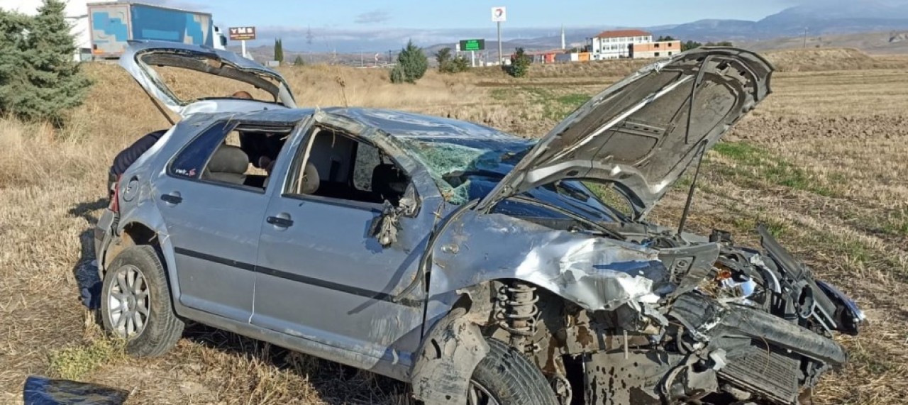 PİKAP İLE OTOMOBİL ÇARPIŞTI 3 KİŞİ YARALANDI