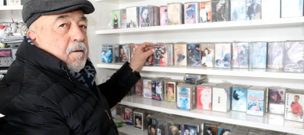 PLAKÇILIK MESLEĞİNİ 50 YILDIR DEVAM ETTİRİYOR