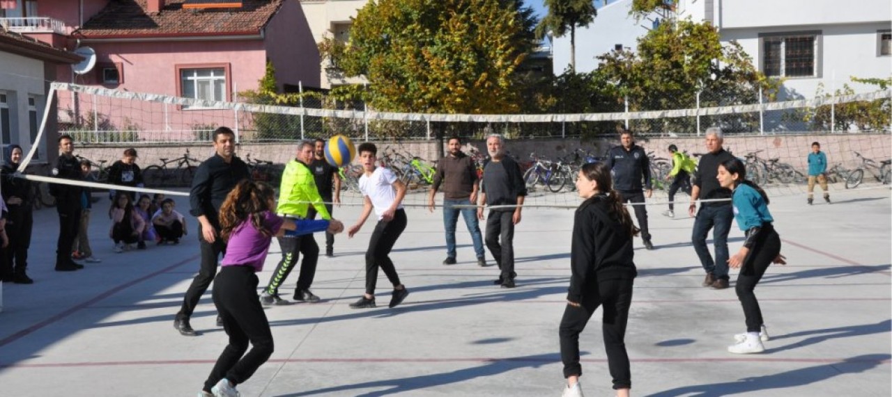 POLİSLER ÖĞRENCİLERLE VOLEYBOL MAÇI YAPTI