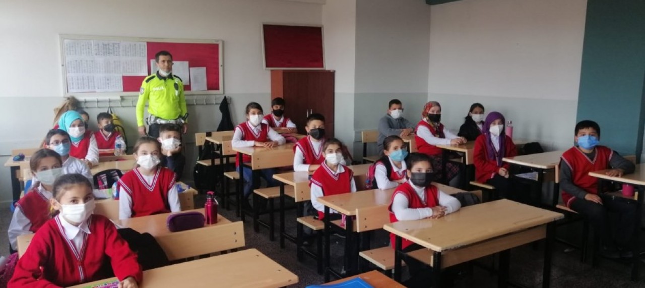 POLİSTEN ÖĞRENCİLERE TRAFİK EĞİTİMİ