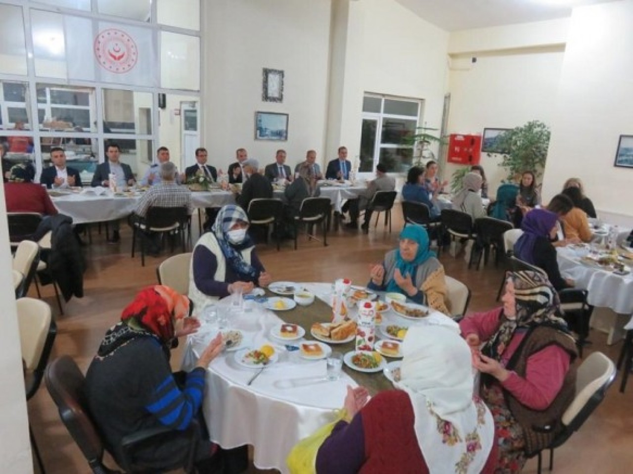 PROTOKOL ORUÇLARINI HUZUREVİ’NDE AÇTI