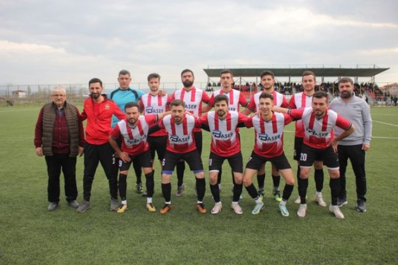 RAKİBİ GEÇTİ, HAKEME TAKILDI