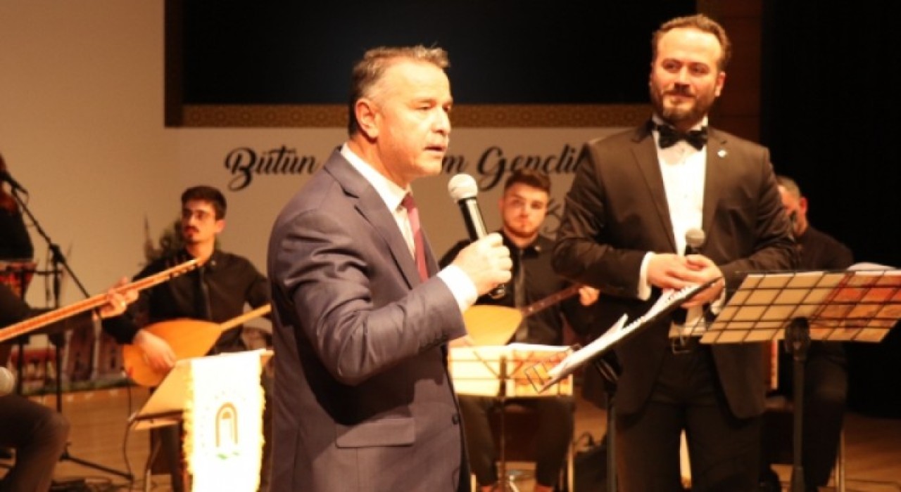 REKTÖR ELMACI ÇANAKKALE ŞİİRİ VE TÜRKÜSÜNÜ SESLENDİRDİ