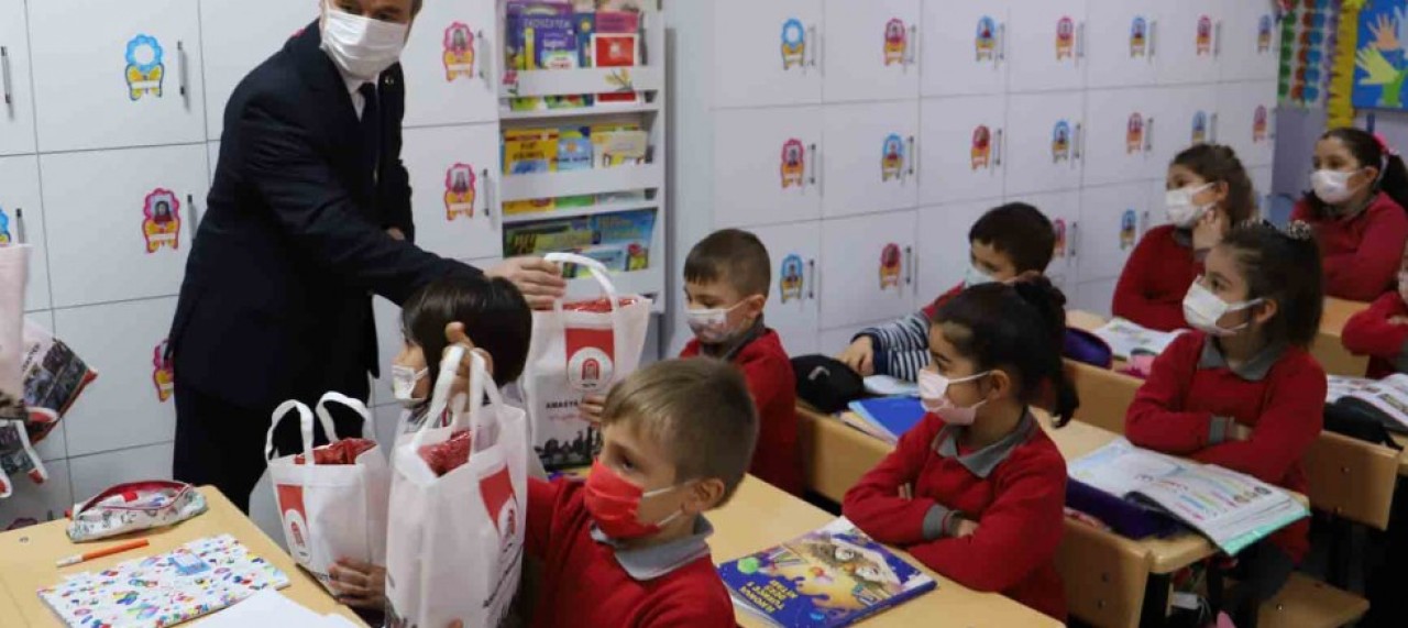 REKTÖR ELMACI MİNİK ÖĞRENCİLERİ ZİYARET ETTİ