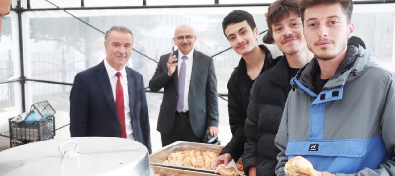 REKTÖR ELMACI ÖĞRENCİLERLE BULUŞTU