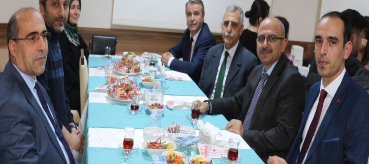 Rektör Elmacı Öğrencilerle İftar Yemeğinde Buluştu