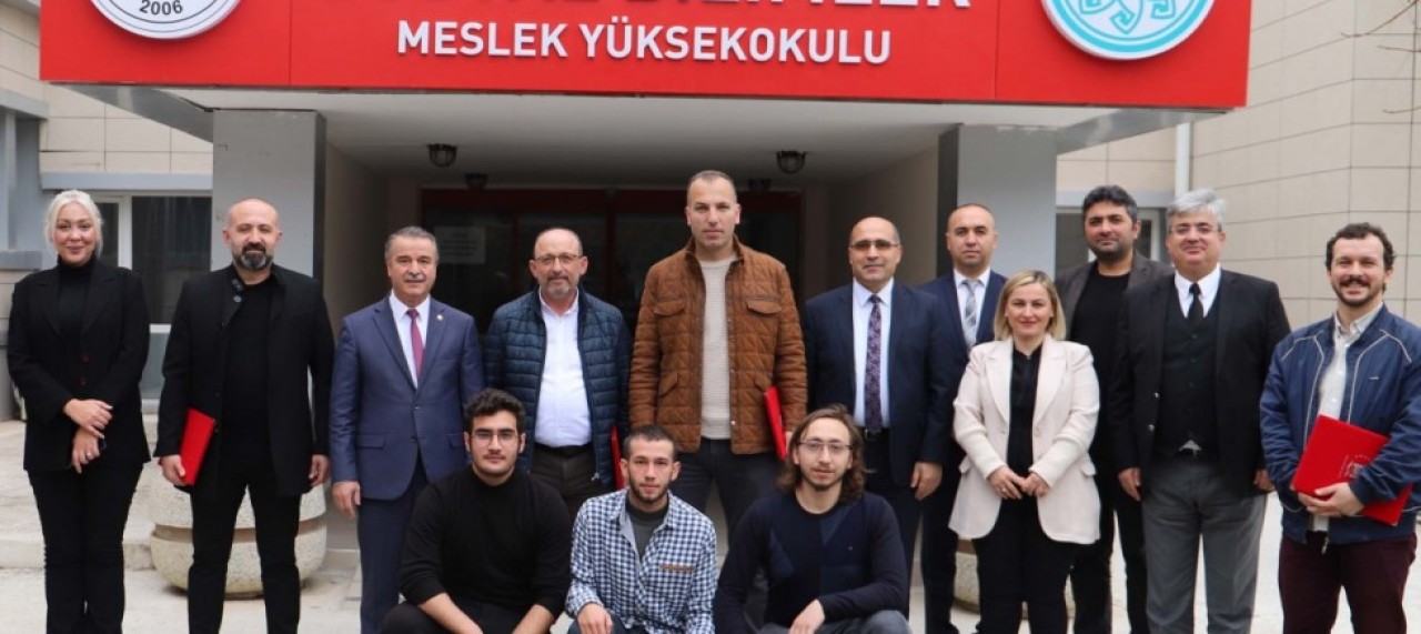 REKTÖR ELMACI TEKNOFEST KARADENİZ’E KATILAN TAKIMLARLA BULUŞTU