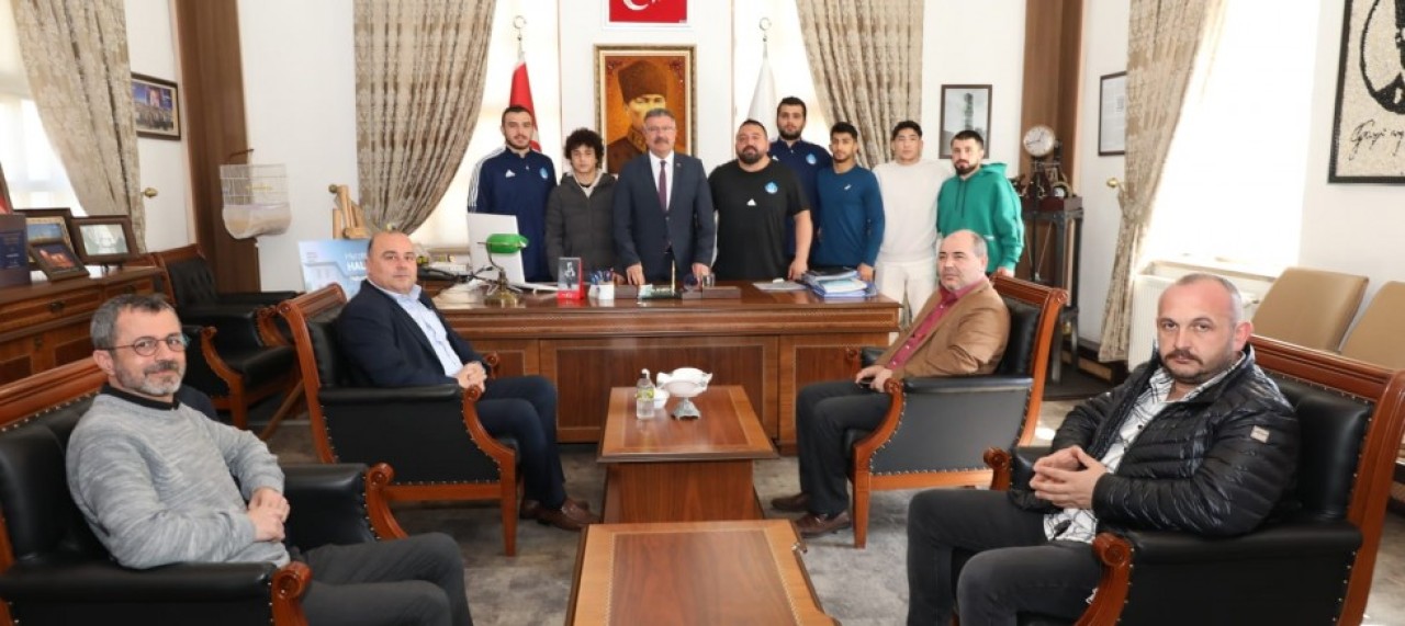ŞAMPİYONLARDAN BAŞKAN KARGI’YA ZİYARET