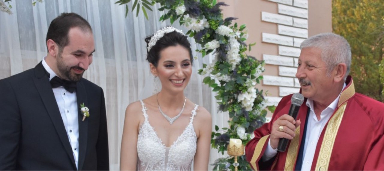 SARI, ÇİFTLERİN MUTLULUĞUNA ORTAK OLUYOR