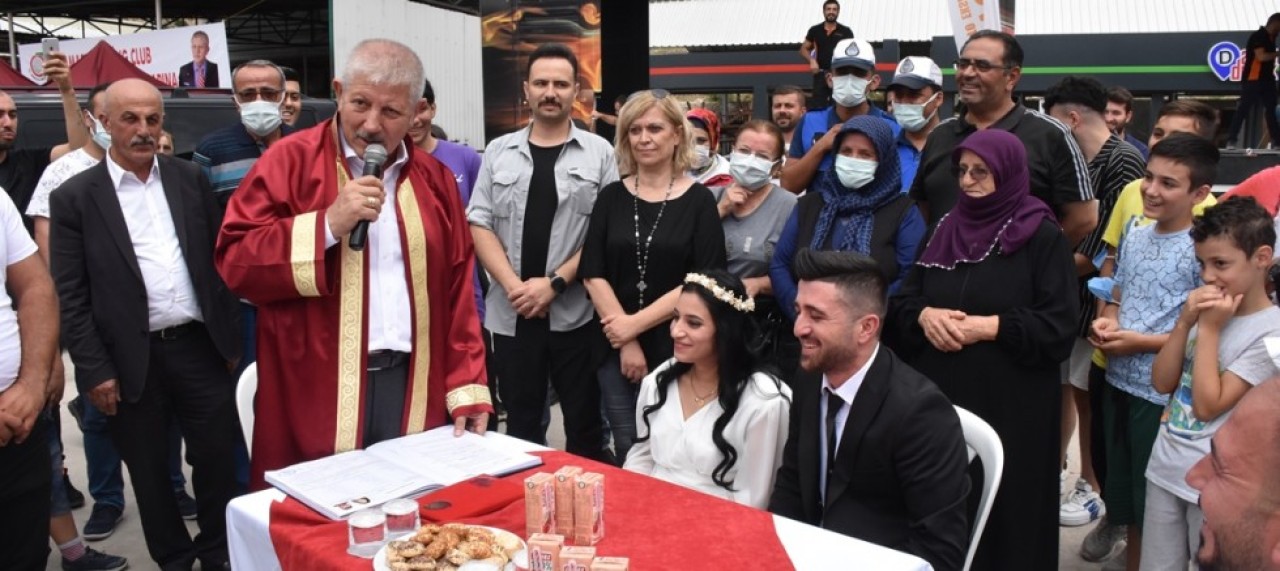 SARI, GENÇ ÇİFTİN NİKAHINI MODİFİYE FUARINDA KIYDI
