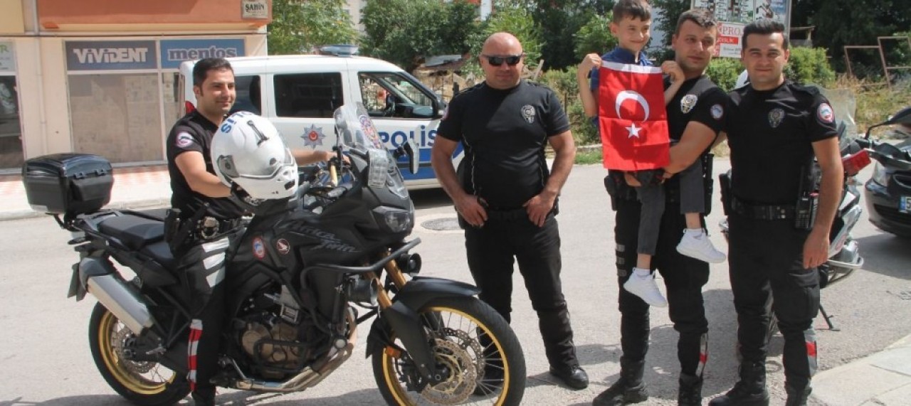 ŞEHİDİNİN ÇOCUĞUNUN HAYALİNİ POLİSLER GERÇEKLEŞTİRDİ