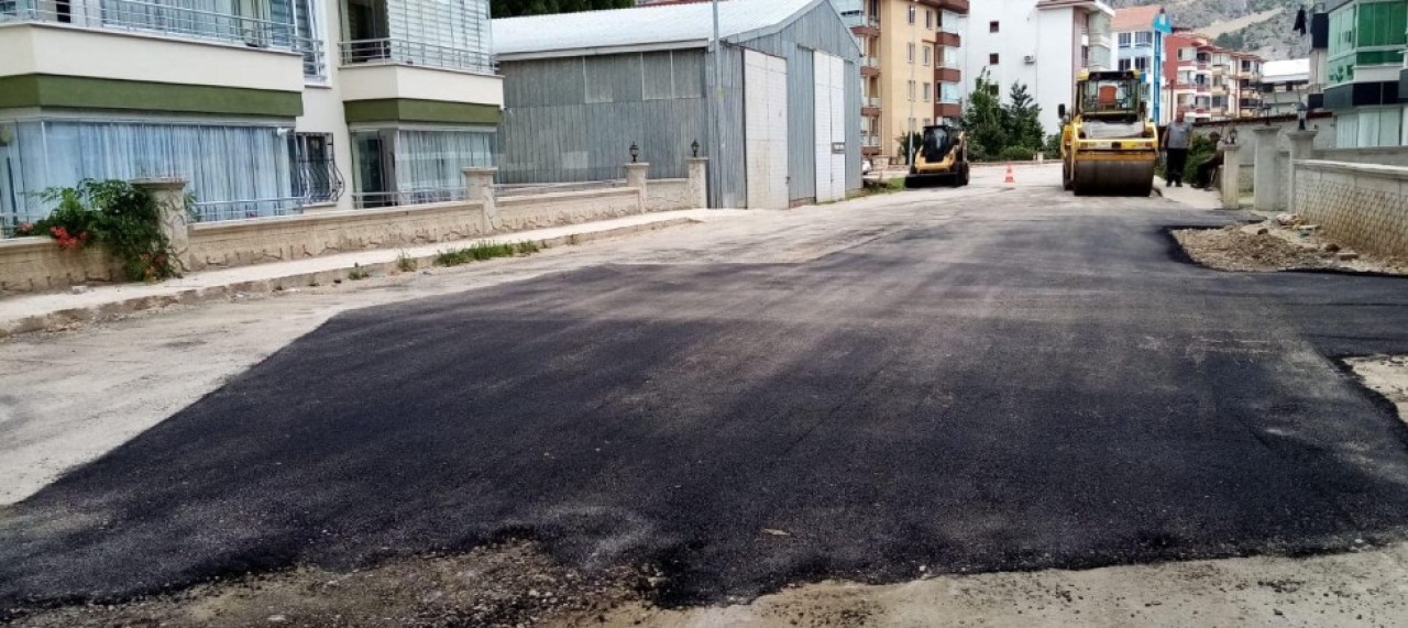 ŞEHİR BAŞTAN AŞAĞI ASFALTLANMAYA DEVAM EDİLİYOR