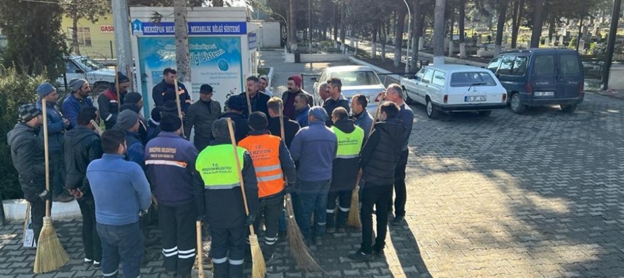 ŞEHİR MEZARLIĞINDA DETAYLI TEMİZLİK YAPILDI