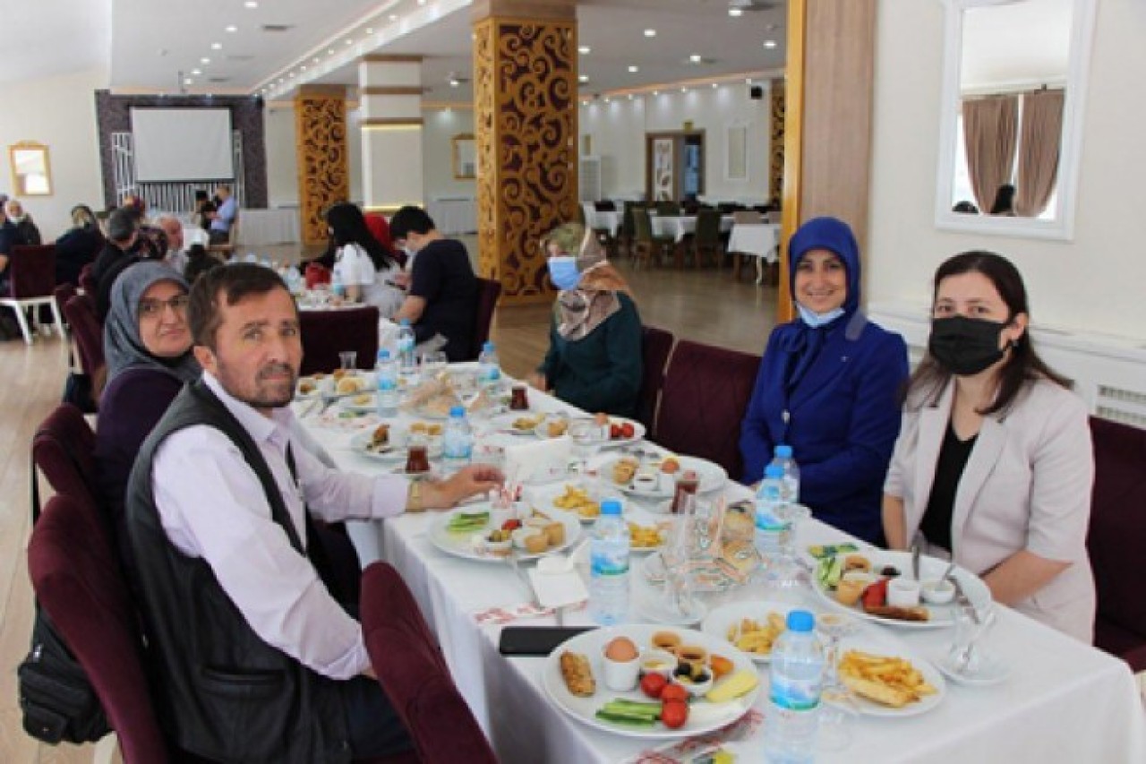 ŞEHİT AİLELERİ KAHVALTIDA BULUŞTU