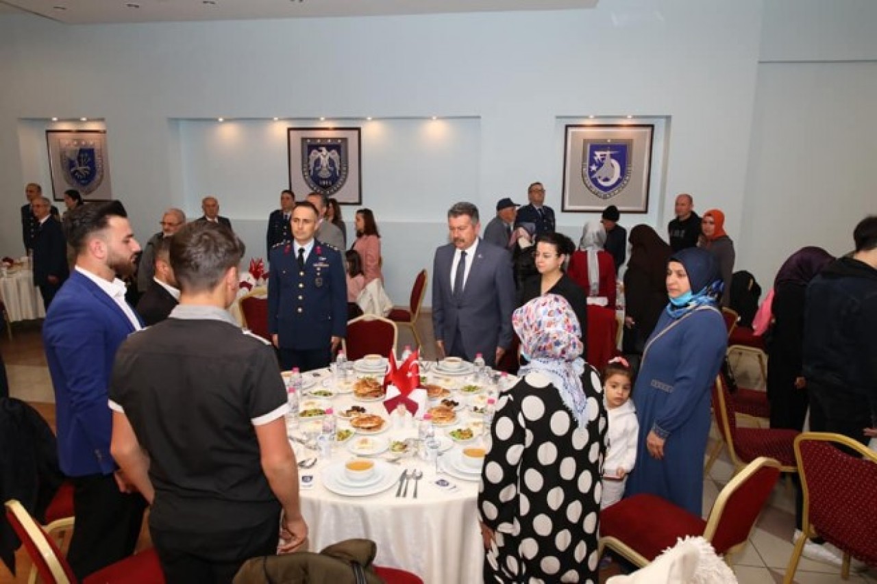 ŞEHİT AİLELERİ VE GAZİLER ÜS KOMUTANLIĞI’NDA AĞIRLANDI