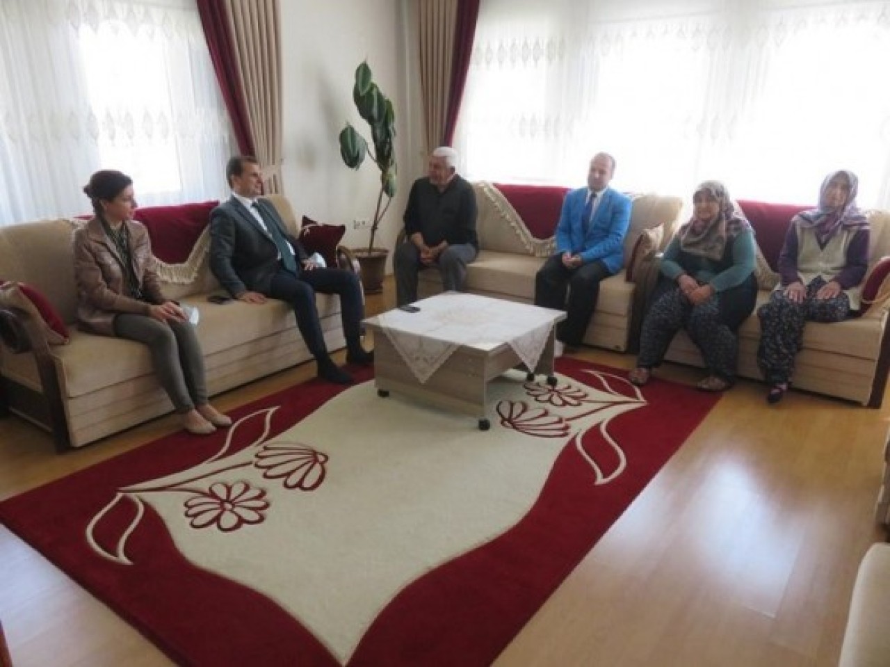 ŞEHİT AİLELERİ VE GAZİLERE ZİYARETLERİNE DEVAM ETTİ
