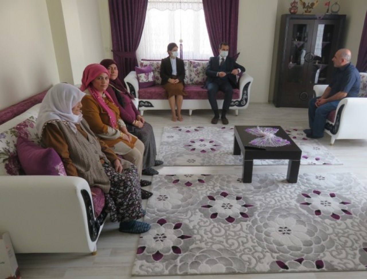 ŞEHİT AİLELERİNİ ZİYARET ETTİ