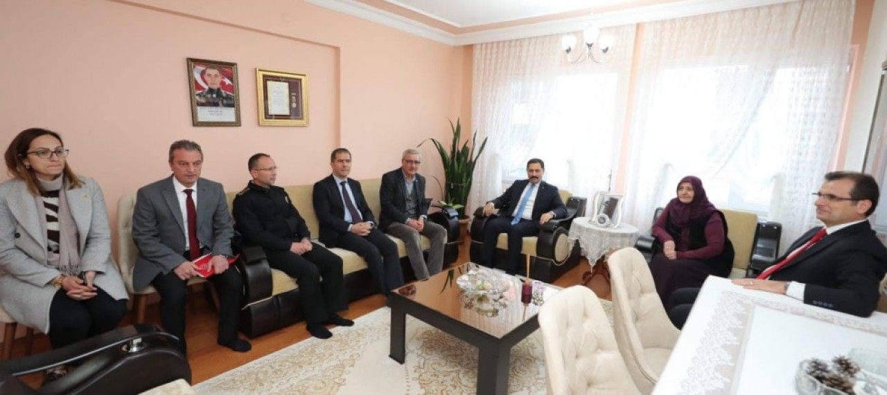 ŞEHİT AİLESİNİ ZİYARET ETTİ