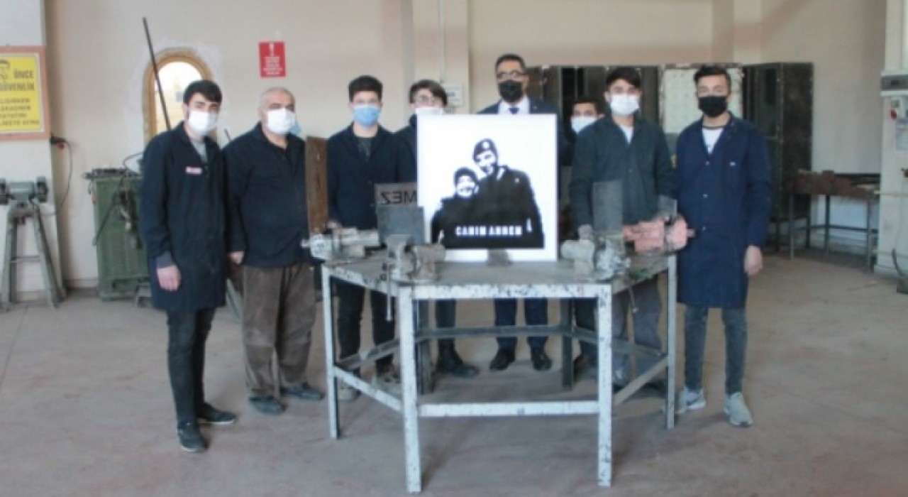 ŞEHİT ANNESİNE ÖĞRENCİLERDEN ANLAMLI HEDİYE