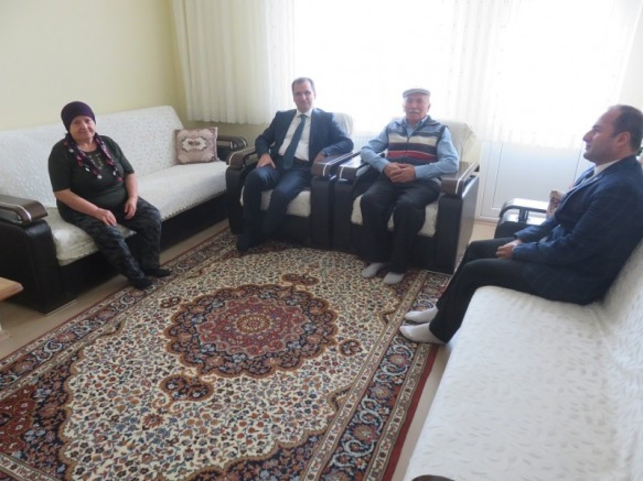 ŞEHİT VE GAZİ AİLELERİNİ ZİYARET ETTİ