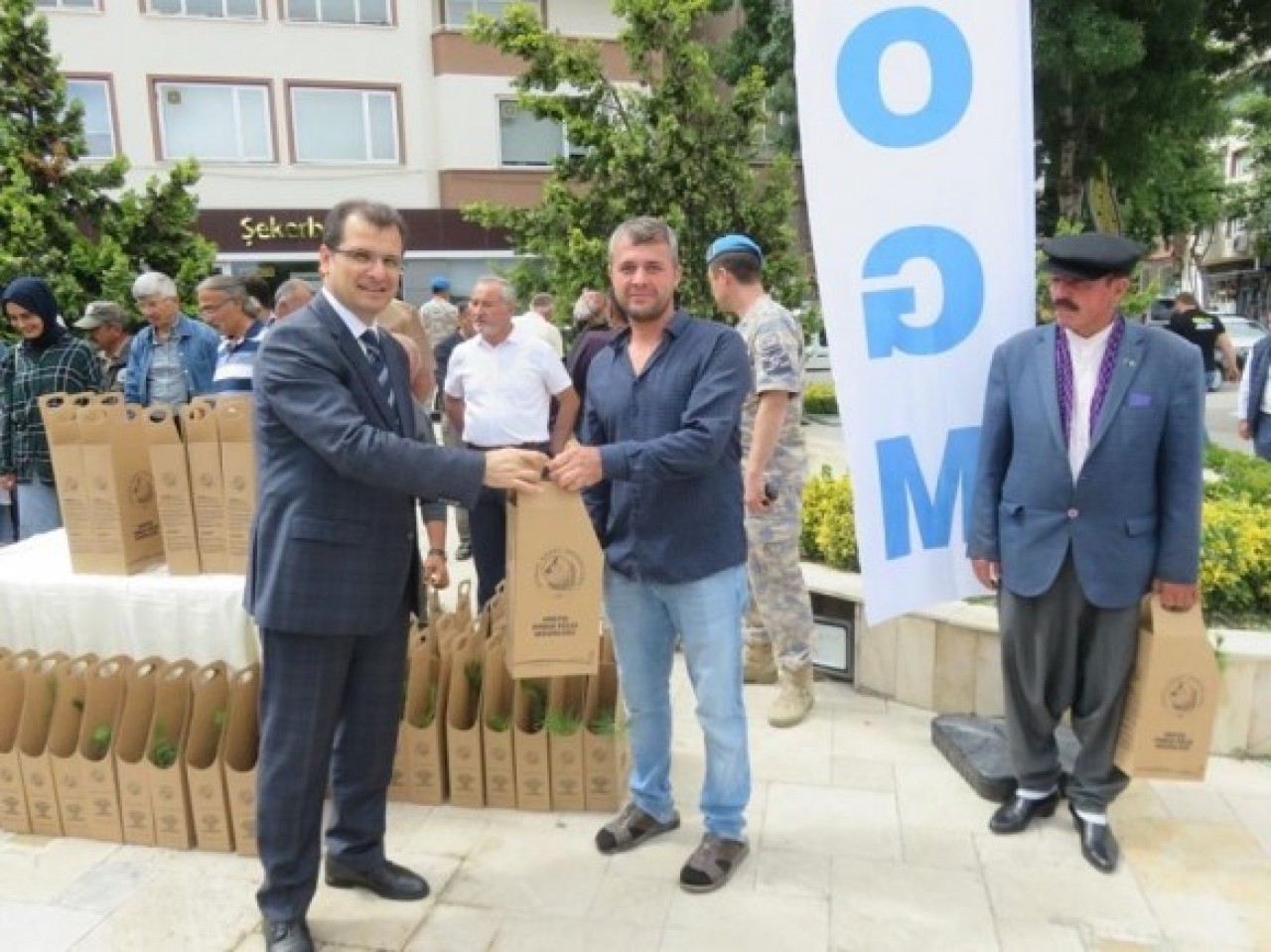 ŞEHİTLERİMİZ ANISINA FİDAN DAĞITILDI