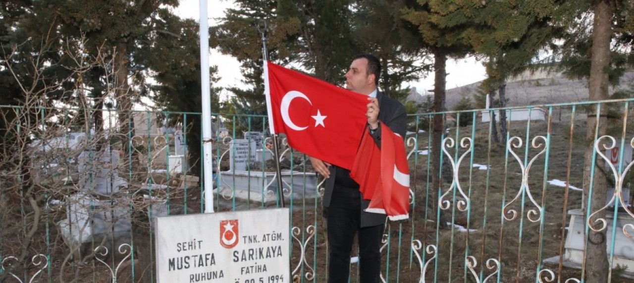 ŞEHİTLİK VE İLÇEDEKİ BAYRAKLAR YENİLENDİ