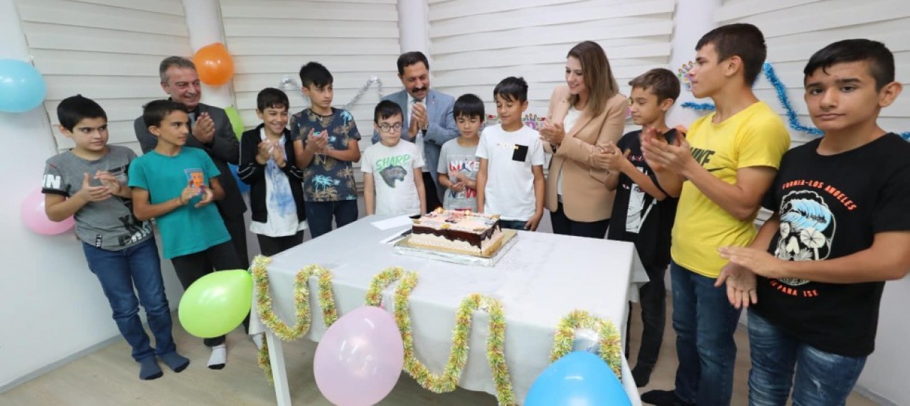 SEVGİ EVLERİNDE KALAN ÇOCUKLAR İÇİN DOĞUM GÜNÜ KUTLAMASI YAPILDI