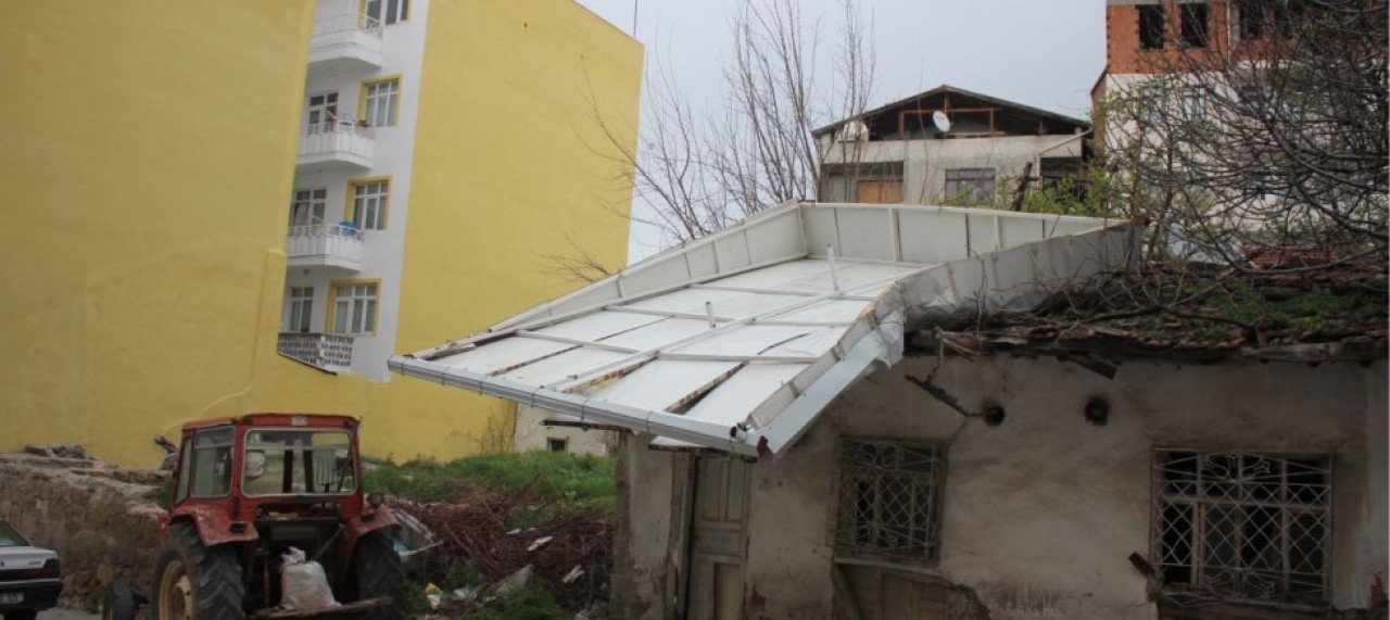 ŞİDDETLİ FIRTINA ÇATILARI UÇURDU