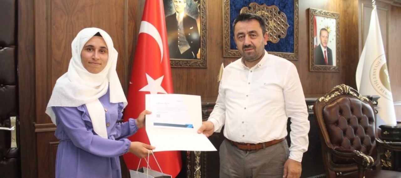 STAJER ÖĞRENCİLER BELGELERİNİ ALDI