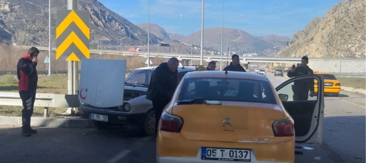 TAKSİ İLE OTOMOBİL ÇARPIŞTI 4 YARALI