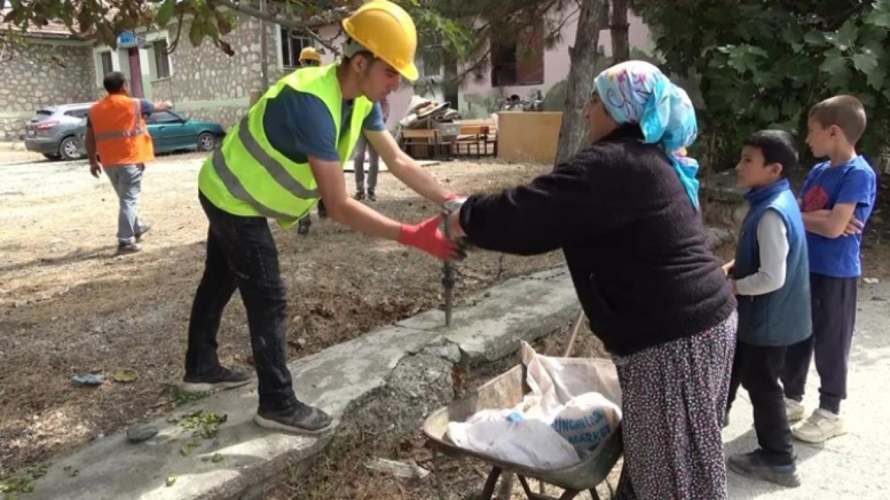 TAMİR TAKIMI OKULU GÖNÜLLÜ OLARAK SİL BAŞTAN YENİLEYİP BOYADI