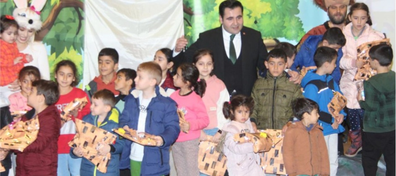 TAŞOVA'DA DEPREMZEDE ÇOCUKLAR İÇİN TİYATRO ETKİNLİĞİ DÜZENLENDİ