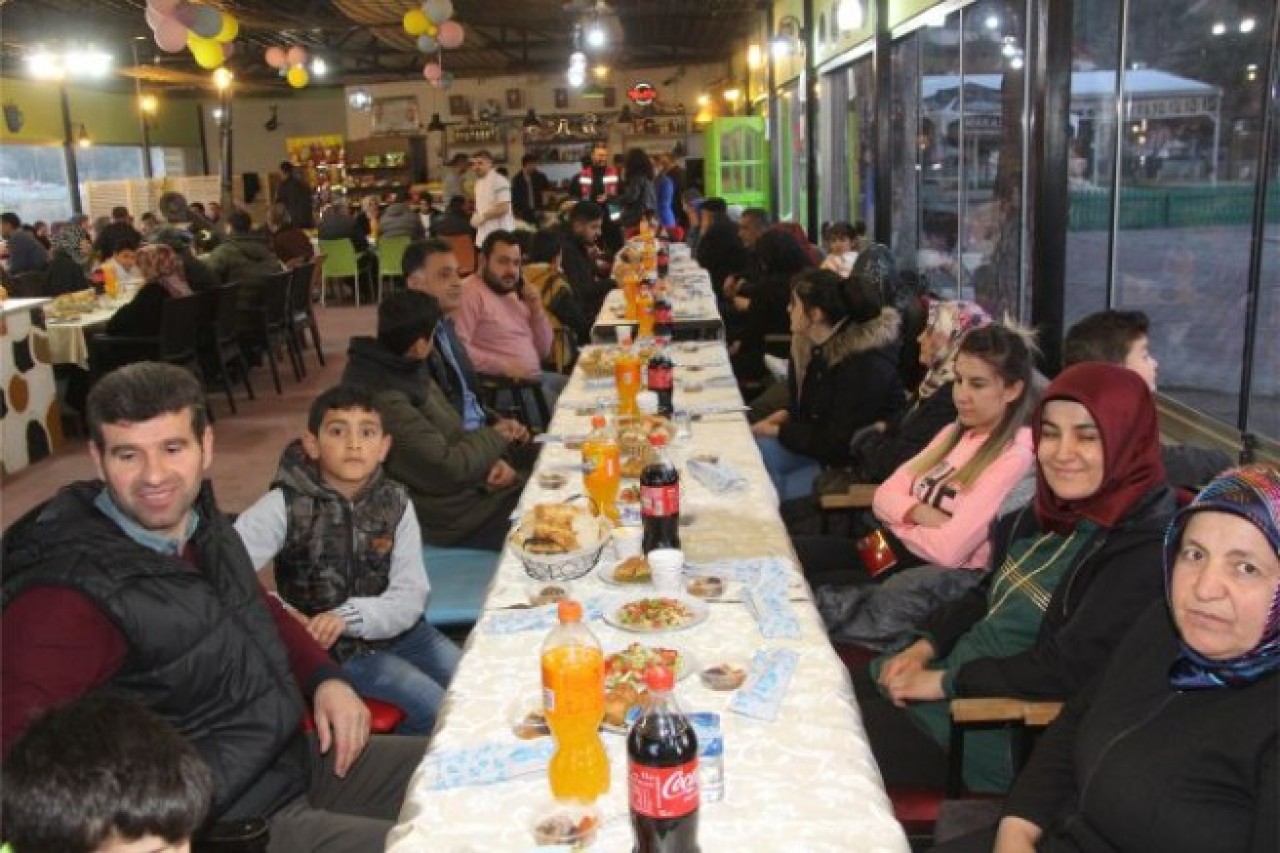TAŞOVA'DA DEPREMZEDELER İÇİN İFTAR VERİLDİ