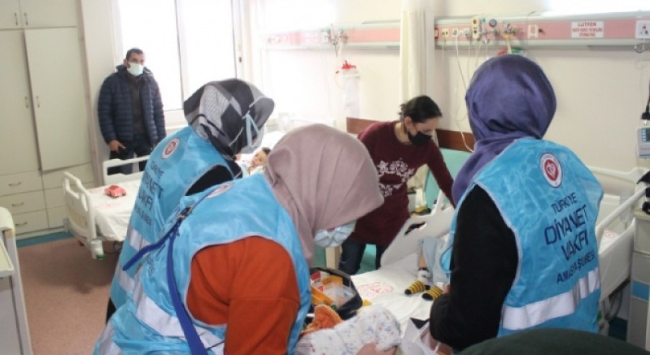 TDV’DEN SÜNNET OLAN ÇOCUKLARA HEDİYE