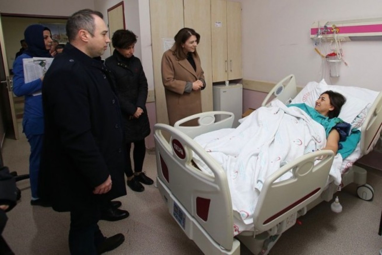 TEDAVİ GÖREN DEPREMZEDELERİ HASTANEDE ZİYARET ETTİ
